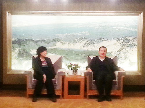 图为中国残疾人福利基金会理事长汤小泉与吉林省残疾人福利基金会会长王国发亲切会见