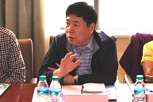 图为中国残疾人福利基金会沈伟俊副秘书长出席会议并讲话