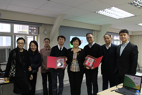 图为汤小泉理事长率团拜访香港复康会