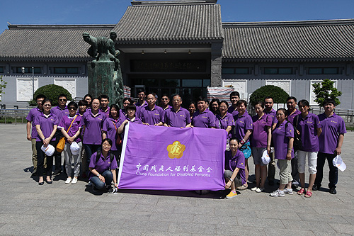 图为全体党员干部在焦庄户地道战遗址纪念馆前合影
