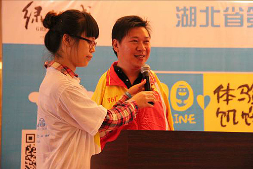 图为残奥冠军何军权作演讲报告
