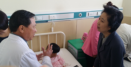 图为中国残疾人福利基金会理事长王乃坤看望术后儿童