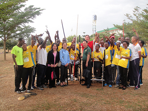 图为代表团探访卢旺达受助残疾人运动员