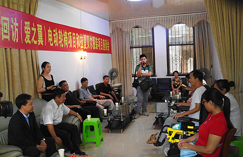 图为“爱之翼”项目和服装项目爱心企业代表在江西省广丰县开展回访工作座谈会现场