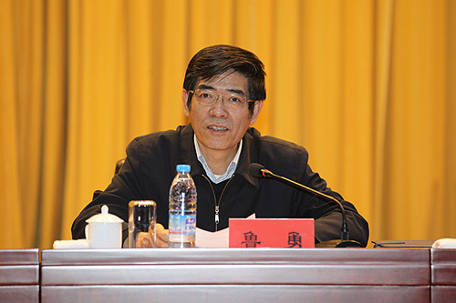 图为中国残联党组书记、理事长鲁勇出席会议并作专题报告