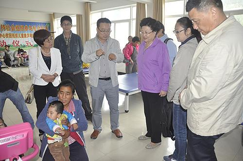 图为费薇副理事长一行到定西市残疾人康复中心探访项目开展情况
