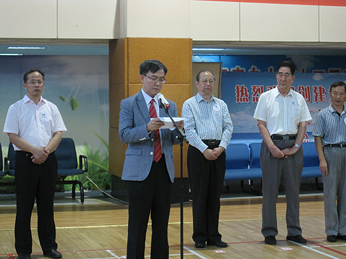 图为中航三星人寿保险有限公司崔汉浩副总裁在捐赠仪式上讲话