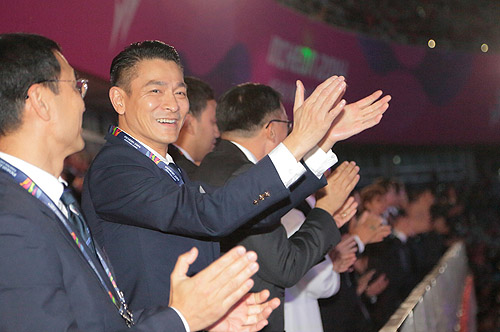 图为刘德华副理事长在2014仁川亚残运会开幕式上