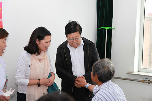 图为中国进出口银行计划财务部总经理助理王欣与乌兰察布市副市长周明虎看望术后贫困白内障患者