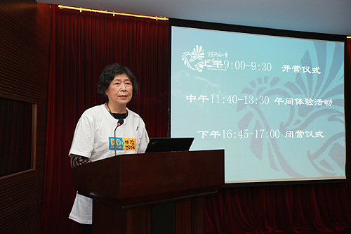 图为汤小泉理事长做开营动员