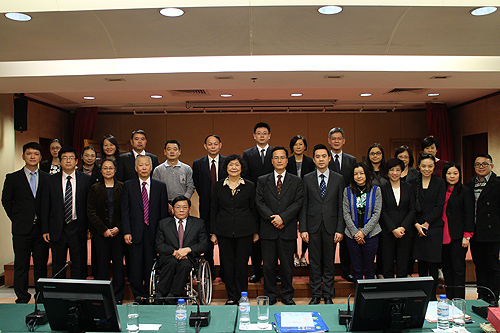 图为澳门政府社会文化司与中国残联和中国残疾人福利基金会合作的“共同促进残疾人体育和特殊艺术发展” 第三期项目及三年项目工作总结会与会人员合影