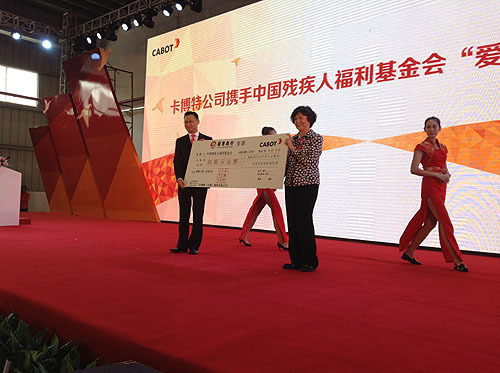 卡博特公司亚太地区总裁朱㦸向汤小泉理事长赠送捐赠支票