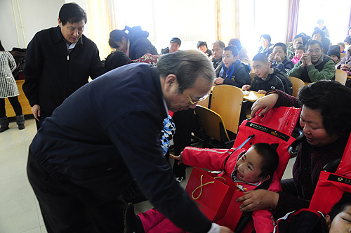 图为中国残疾人福利基金会副理事长邢建绪出席北京市残疾人福利基金会项目捐赠仪式 向残疾儿童代表发放海王牌蛋白粉