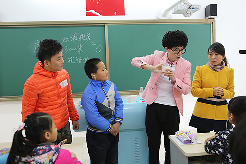 图为芝麻哥哥与特教学校的残疾孩子一同上科学实验课