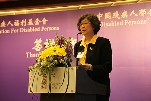 图为中国残疾人福利基金会理事长汤小泉首先致欢迎答谢辞