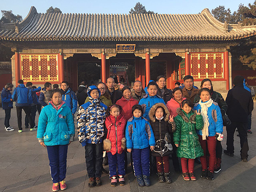 图为受助儿童代表参观颐和园