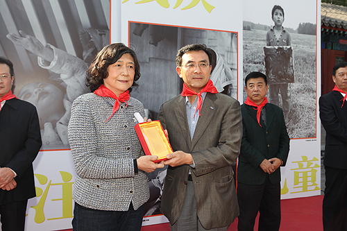 图为中国残疾人福利基金会理事长汤小泉向中国三星副总裁姜俊暎颁发感谢牌