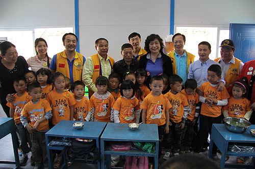 图为汤小泉理事长在芦山县察看中国狮子会援助项目——阳光幼儿园板房学校