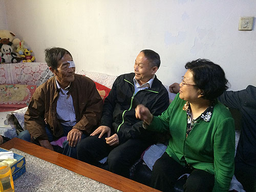 图为许小宁副理事长和甘肃省残疾人福利基金会副理事长朱雪明（右一）走访慰问贫困白内障术后患者家庭