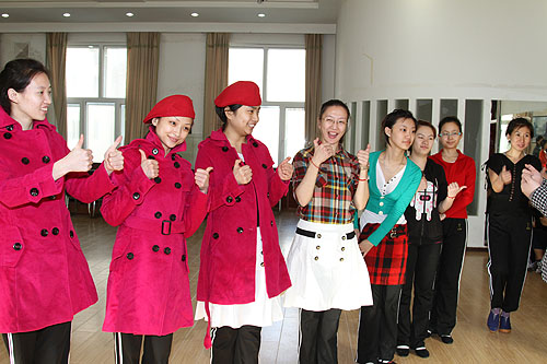 图为2012年，“集善工程—（爱心温暖）服装项目”捐赠哈尔滨市聋校项目