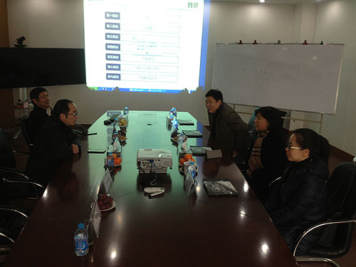 图为中国残疾人福利基金会理事长汤小泉与上海英伦汽车公司总经理林啸虎会谈