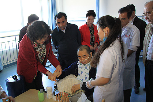 图为汤小泉理事长考察新疆兵团十二师医院残疾人康复中心