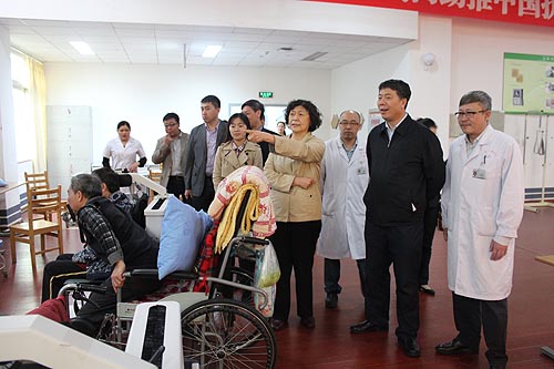图为汤小泉理事长及一汽领导参观四川省八一康复中心