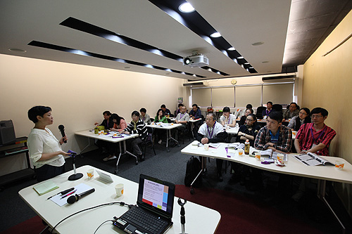 图为培训团在香港社会服务联会上课