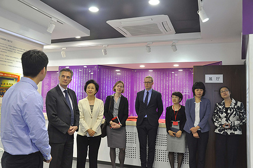 图为丹麦社会事务、儿童和融合部常务秘书一行参观展室