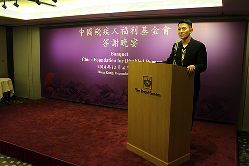 图为香港著名艺人、我会副理事长刘德华致辞