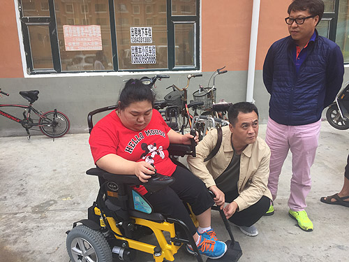 2015年8月24日，中国残疾人福利基金会陪同捐赠企业回访2014年“爱之翼”受助对象、珲春市的朝鲜族残疾人金银花