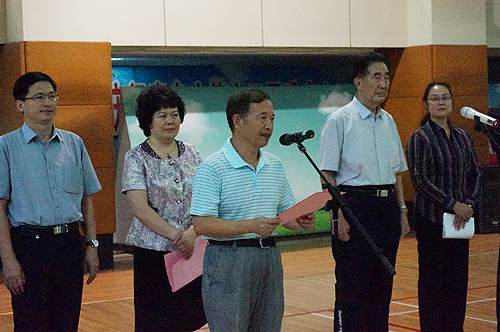 图为青岛市残疾人福利基金会理事长于锦初在启动仪式上讲话