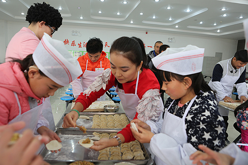 图为周洲姐姐与孩子们一起包饺子