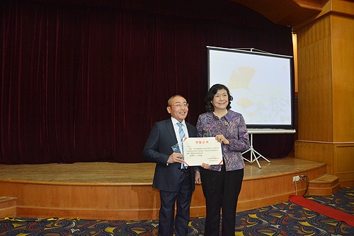图为汤小泉理事长向参赛残疾人颁发获奖证书
