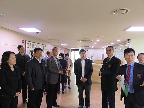 图为在韩国依恋集团下属的江北老人福利馆参观
