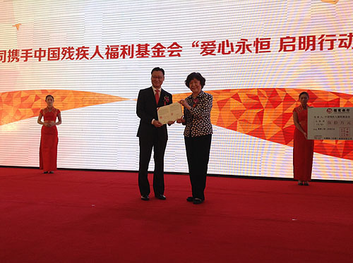 汤小泉理事长向卡博特公司亚太地区总裁朱戟回赠捐赠证书