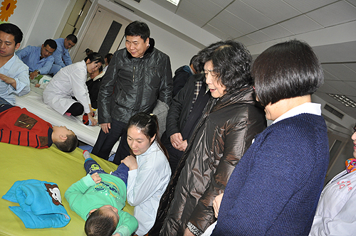 图为中国残疾人福利基金会理事长汤小泉考察省康复医院