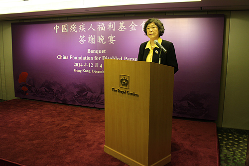 图为汤小泉理事长在中国残疾人福利基金会答谢晚宴上致辞