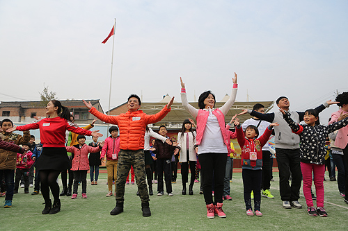 图为主持人与全校师生一起学习表演了集体舞