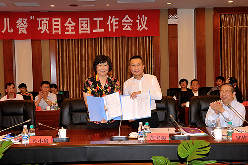 图为汤小泉理事长与范家辉总裁签署合作备忘录
