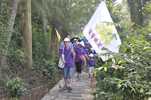 图为夏令营参观竹坝农场杨桃园