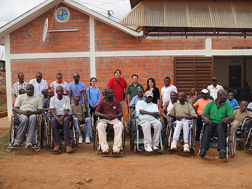 图为代表团探访卢旺达首都基加利社区残疾人运动康复
