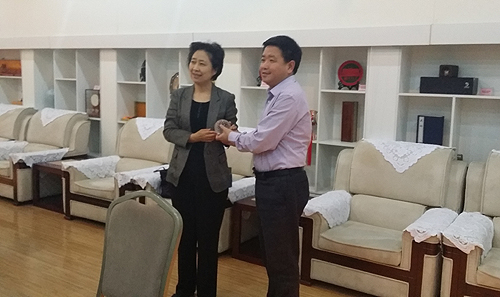 图为王乃坤理事长向中国光华科技基金会赠送纪念品