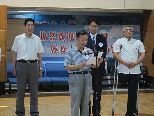 图为青岛市残疾人福利基金会于锦初理事长在捐赠仪式上讲话