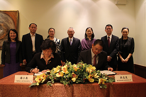 图为澳门基金会行政委员会主席吴志良与中国残疾人福利基金会理事长汤小泉共同签署 “集善澳门基金会助力残疾人”系列公益项目捐赠协议（2015年至2017年）