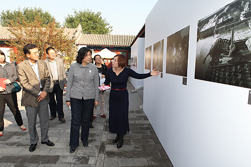 图为汤小泉理事长和姜俊暎副总裁参观展览