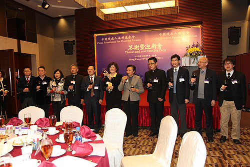 图为嘉宾祝酒