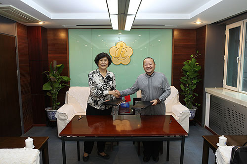 图为汤小泉理事长与许能开董事长签署“爱心亭”项目合作协议