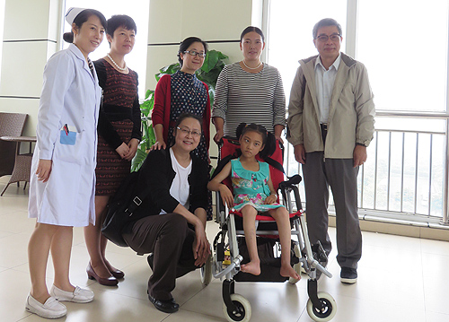 图为陈景昌副总经理与费薇副理事长到四川省八一康复中心看望“阳光伴我行”公益项目受助儿童