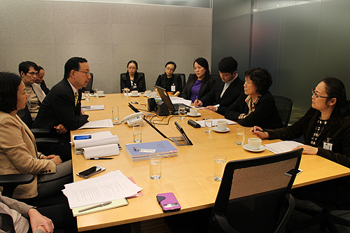 图为在香港赛马会召开项目工作会议